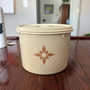 Vintage Tupperware Starburst Canister 265-10 with Lid Almond Beige 2 Quart